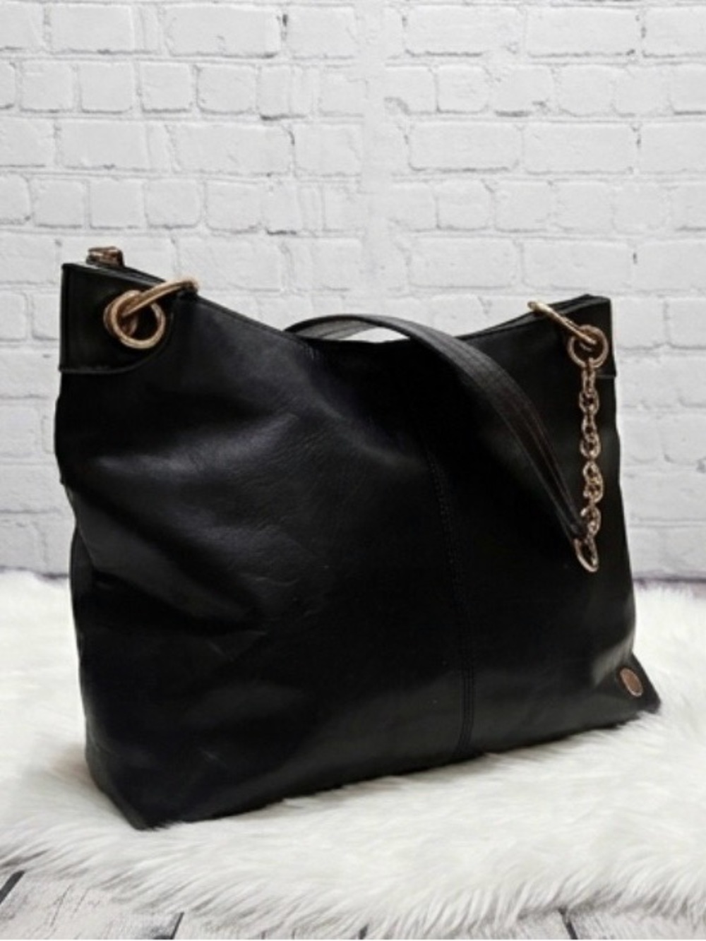 Tignanello Black Leather Shoulder Bag with Gold Chain Detail - Picture 4 of 7